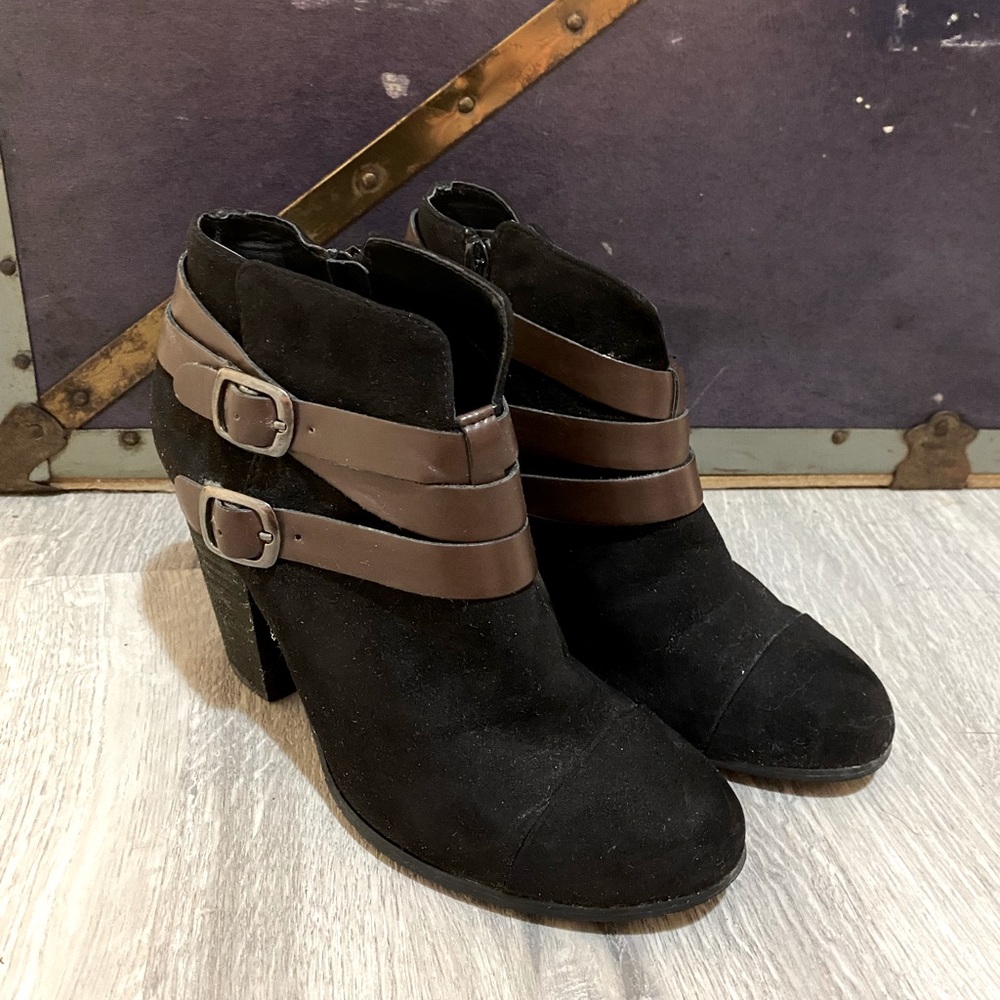 🎉5/$30 - Carlos suede heel booties